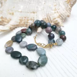 Collier Indiana en agate indienne pierres rondes et plates avec fermoir dore et breloque goutte Bouly&Cailloux