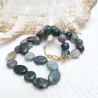 Collier Indiana en agate indienne pierres rondes et plates avec fermoir dore et breloque goutte Bouly&Cailloux