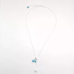 Le Collier Chiara est un collier pendentif réglable avec perle d'eau en argent et turquoise