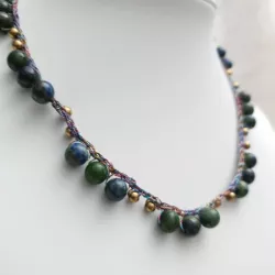 Collier fil crochet court avec pierres naturelles phoenix et breloques dorees Bouly&Cailloux