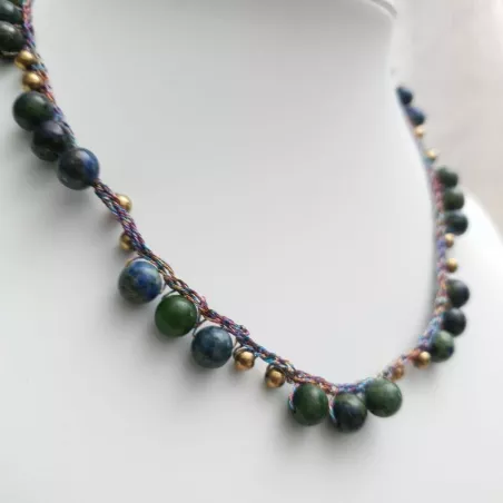 Collier fil crochet court avec pierres naturelles phoenix et breloques dorees Bouly&Cailloux