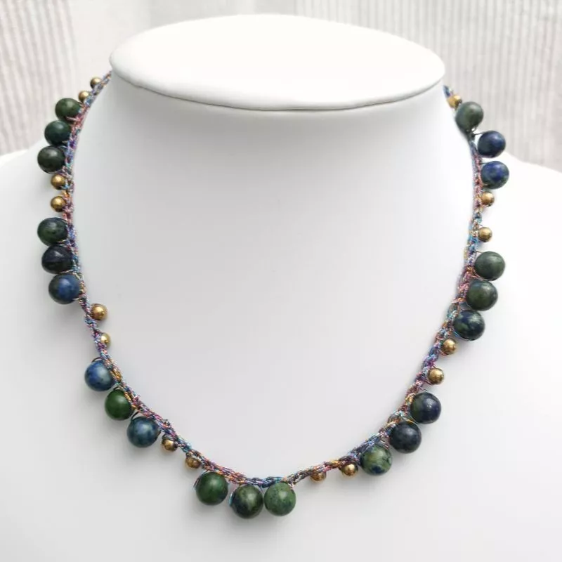 Collier fil crochet court avec pierres naturelles phoenix et breloques dorees Bouly&Cailloux Collier fil crochet court avec pierres naturelles phoenix et breloques dorees Bouly&Cailloux