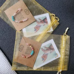 Découvrez le bracelet anno de B&amp;C, un bijou sur fil réglable orné de pierres rondelles turquoise et de pierres naturel