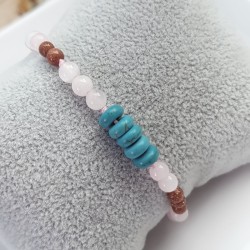 Découvrez le bracelet anno de B&amp;C, un bijou sur fil réglable orné de pierres rondelles turquoise et de pierres naturel