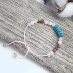 Découvrez le bracelet anno de B&amp;C, un bijou sur fil réglable orné de pierres rondelles turquoise et de pierres naturel