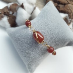 Le bracelet Urarti est un bijou rare, composé d'acier inoxydable doré et de pierres naturelles.
Les perles d'agate 