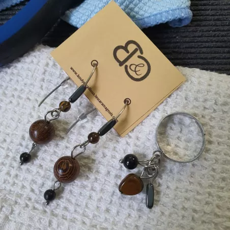 Une Boucle d'oreille petit crochet, Aniba, avec pierres naturelles et bois.