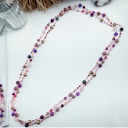 Collier crochet long Alhena avec perle de verre, bois et pierres naturelles  rose