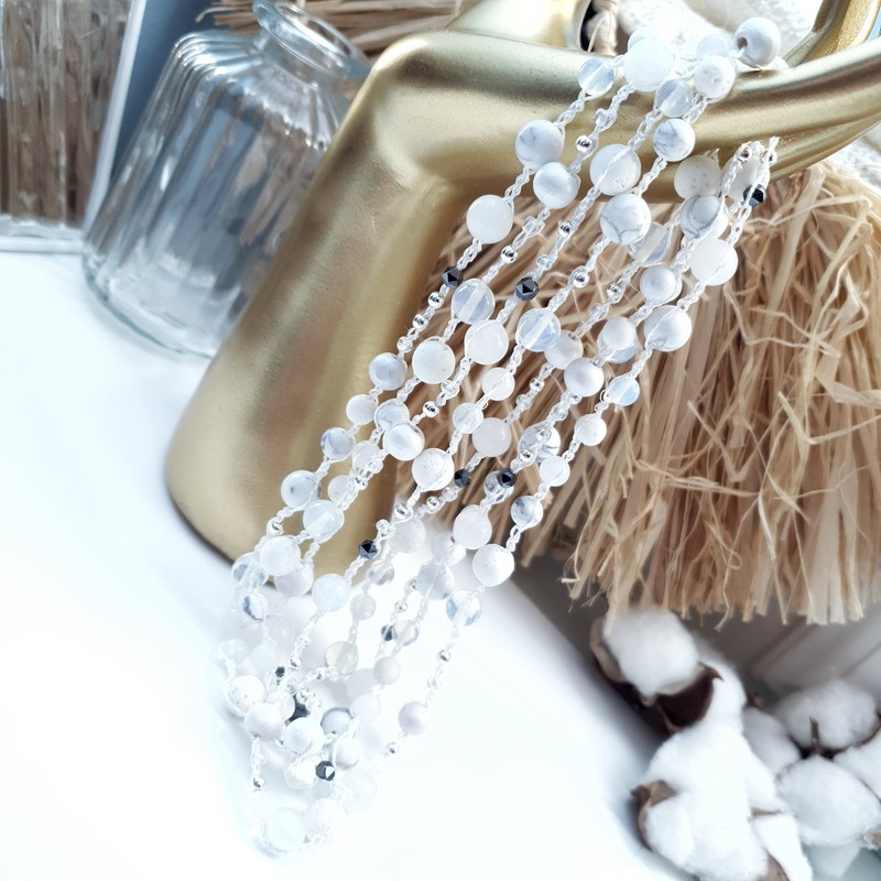 Collier crochet long Alhena avec perle de verre, bois et pierres naturelles  blanc