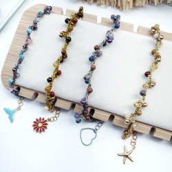 Bracelet de cheville Lola, artisanal, avec pierres naturelles, perle de verre et breloque en acier inoxydable