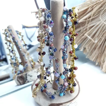 Bracelet de cheville Lola, artisanal, avec pierres naturelles, perle de verre et breloque en acier inoxydable