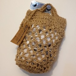 Small bag in jute yarn.
Raw-looking, unadorned bag. Be natural every day.
It is made by hand.
Measure