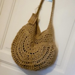 A handcrafted accessory.
Bag textured by the material and the manual work.
Contact me for a custom order