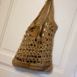 Custom bag in jute yarn with a more square look.
The jute gives it a rustic and solid look at the same time.
