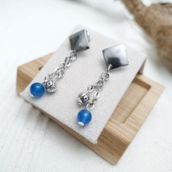 Boucles d'oreilles pendants perles bleues et breloques