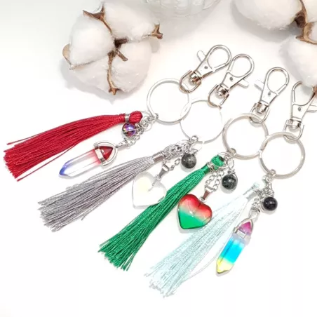 Porte-clé Dina artisanal avec pompon et pierre naturelle doré ou argenté