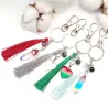 Porte-clé Dina artisanal avec pompon et pierre naturelle doré ou argenté
