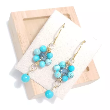 boucles d'oreilles pendantes Alysson turquoises et acier inoxydable doré forme fleurs