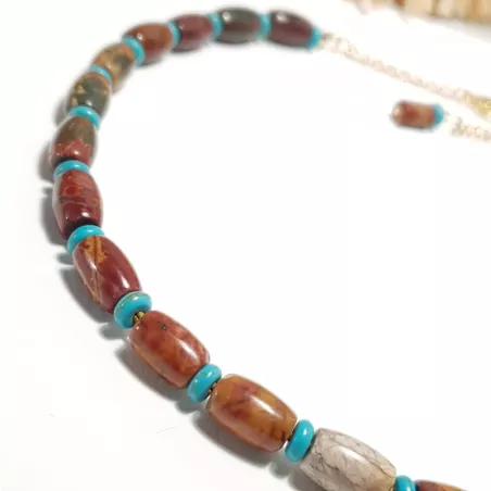 le collier arenaria artisanal en pierres naturelles jaspe rouge et turquoise bleue, fermoir en acier inoxydable doré