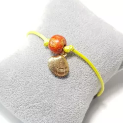 bracelet pour homme, fil en cuir coloré orange, perle en bois et breloque coquillage, acier inoxydable dorée.