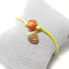 bracelet pour homme, fil en cuir coloré orange, perle en bois et breloque coquillage, acier inoxydable dorée.