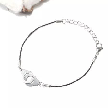 le bracelet "Patoche" en fil de cuir noir et menotte,  en acier inoxydable argenté
