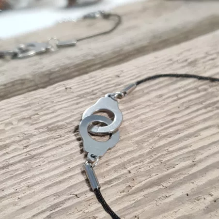 le bracelet "Patoche" en fil de cuir noir et menotte,  en acier inoxydable argenté