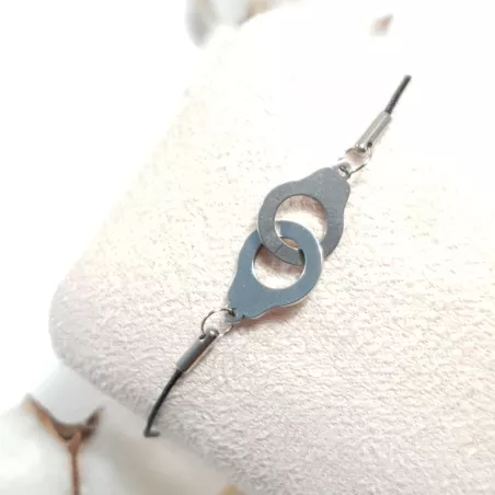 le bracelet "Patoche" en fil de cuir noir et menotte,  en acier inoxydable argenté