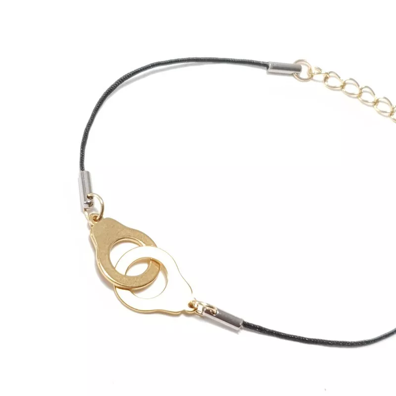 bracelet "Patoche" en fil de cuir noir et menotte, en acier inoxydable doré