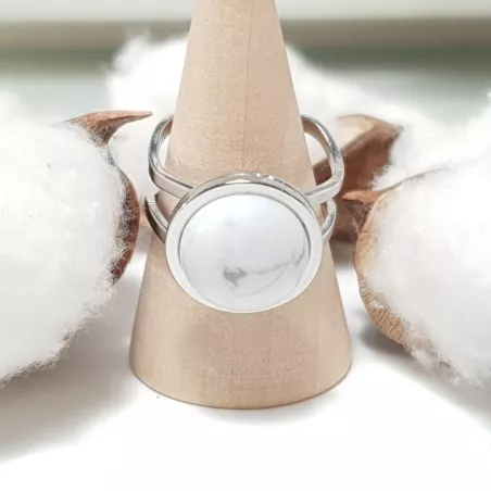 Bague Bellerose est en acier, inoxydable, argenté, réglable, avec une pierre naturelle howlite