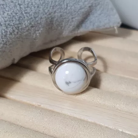 Bague Bellerose est en acier, inoxydable, argenté, réglable, avec une pierre naturelle howlite