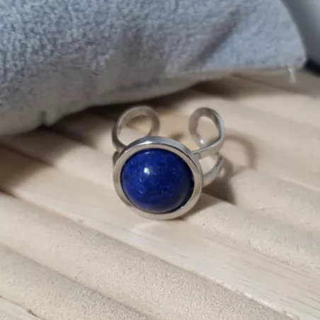 Bague Bellerose est en acier, inoxydable, argenté, réglable, avec une pierre naturelle lapis-lazuli
