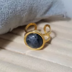 Bague Bellerose est en acier, inoxydable, doré, réglable, avec une pierre naturelle labradorite