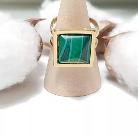 la bague réglable pyramide est en acier inoxydable doré avec pierre naturelle malachite
