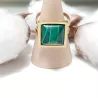 la bague réglable pyramide est en acier inoxydable doré avec pierre naturelle malachite