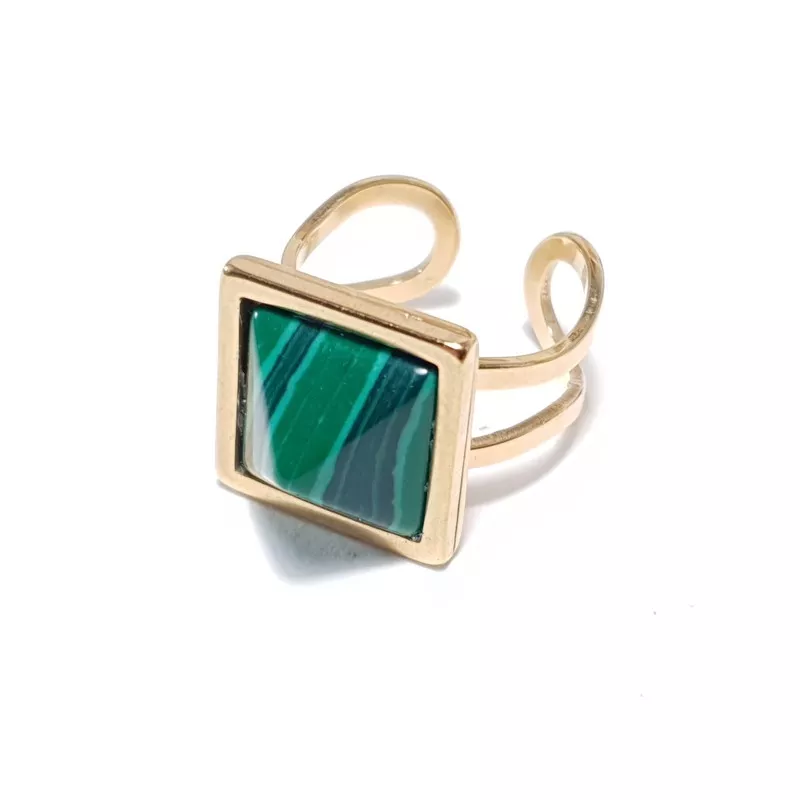 la bague réglable pyramide est en acier inoxydable doré avec pierre naturelle malachite