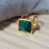 la bague réglable pyramide est en acier inoxydable doré avec pierre naturelle malachite