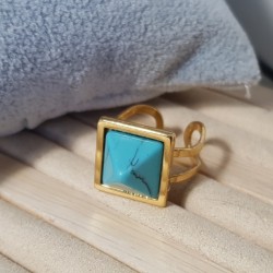 la bague réglable pyramide est en acier inoxydable doré avec pierre naturelle turquoise