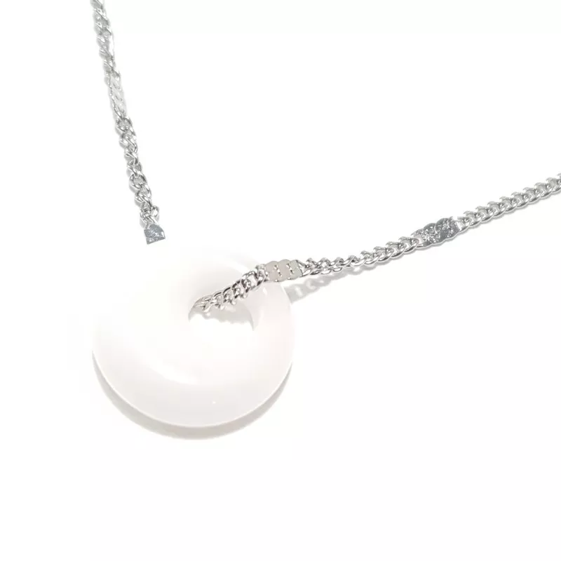 collier donut en acier inoxydable argenté, pendentif avec pierre naturelle unique quartz blanc