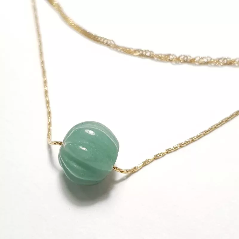 Collier double rang Felipa en acier inoxydable doré et un pendant en pierre naturelle aventurine