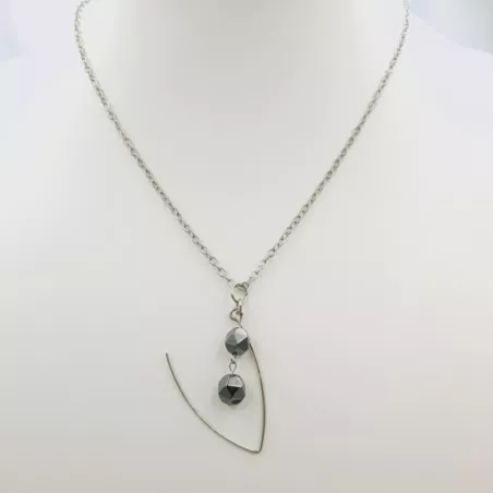 Collier en acier inoxydable argenté et pendant décalé avec hématites