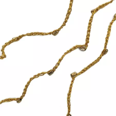 Un collier au crochet couleur "or" en trois rangs et perles en acier inoxydable doré
