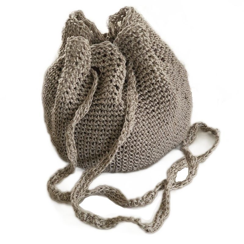 Le sac taxo, un sac boule crocheté à la main en fil de lin