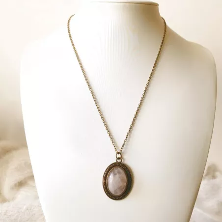 Collier et sa pierre ovale en quartz rose