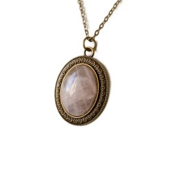 Collier et sa pierre ovale en quartz rose