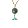 Collier le grand bleu, pendant cabochon agate et nageoire bleue, en acier inoxydable doré