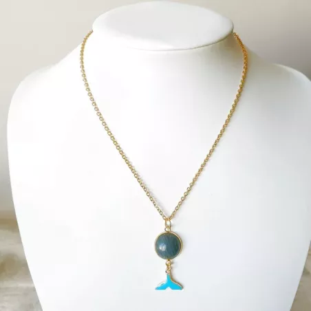 Collier le grand bleu, pendant cabochon agate et nageoire bleue, en acier inoxydable doré