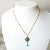 Collier le grand bleu, pendant cabochon agate et nageoire bleue, en acier inoxydable doré