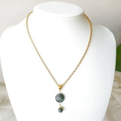 Collier et ses pierres marbrées en labradorite, chaine couleur dorée