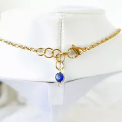 Collier pendentif chocker doré et sa perle de pierre en jade blanc, fermoir breloque bleue